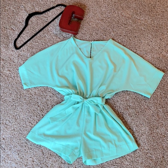 Bright/light green romper with pockets - Picture 1 of 6